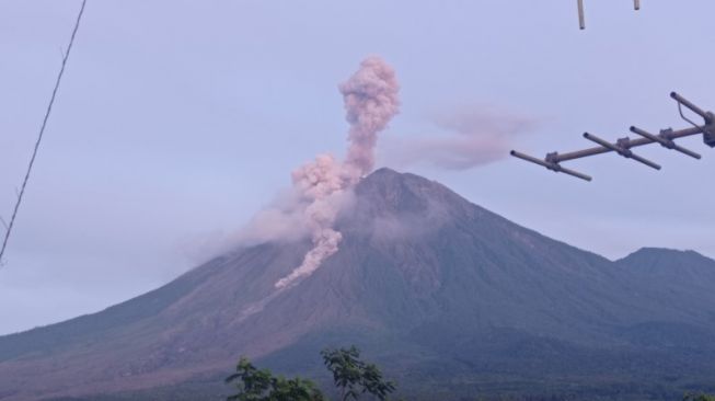 Jelang Idul Fitri 2022 Gunung Semeru Luncurkan Awan Panas
