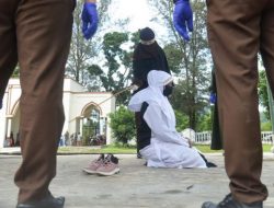 Kepergok Bermesraan, Mahasiswi Di Aceh Kena Hukum Cambuk 17 Kali