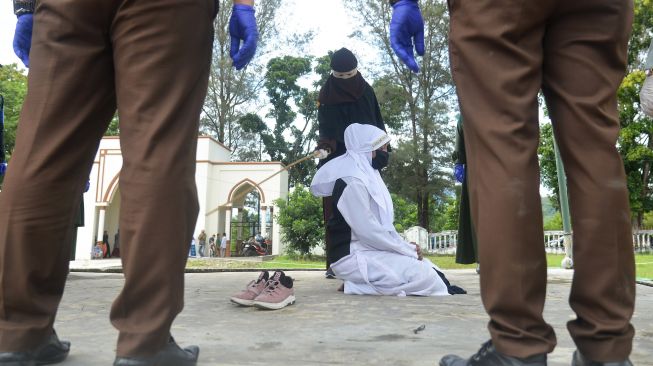 Kepergok Bermesraan, Mahasiswi Di Aceh Kena Hukum Cambuk 17 Kali