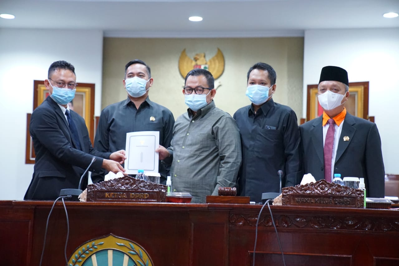DPRD Kota Pontianak Sahkan 11 Raperda Eksekutif Jadi Perda