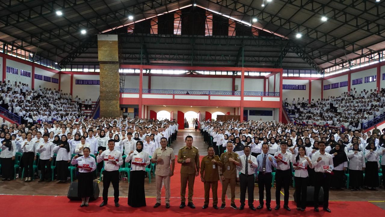 Pemkab Kapuas Hulu Serahkan 1.586 SK P3K