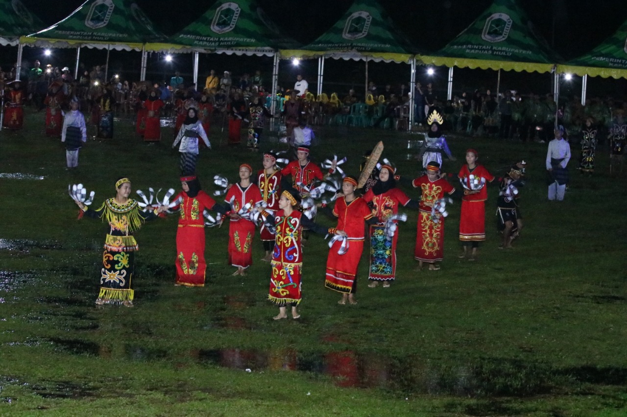 Semarak Pembukaan MTQ di Kapuas Hulu Dibalut Hujan Hingga Pesta Kembang Api