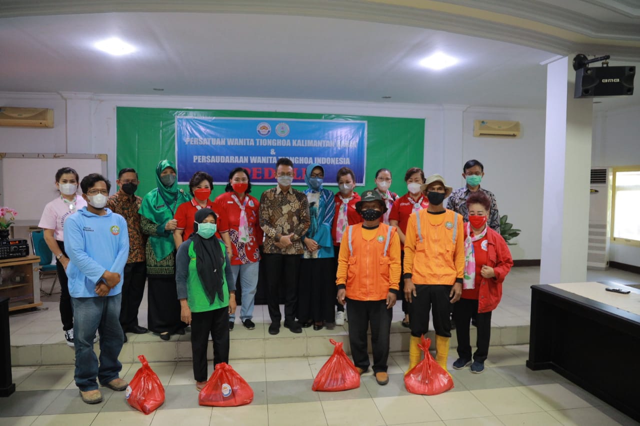 Wako Edi Salurkan Paket Sembako Perwati untuk Pekerja Harian Lepas