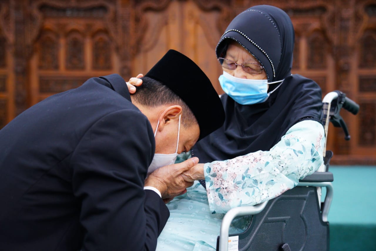 Intip Tradisi Sungkeman Keluarga Walkot Pontianak