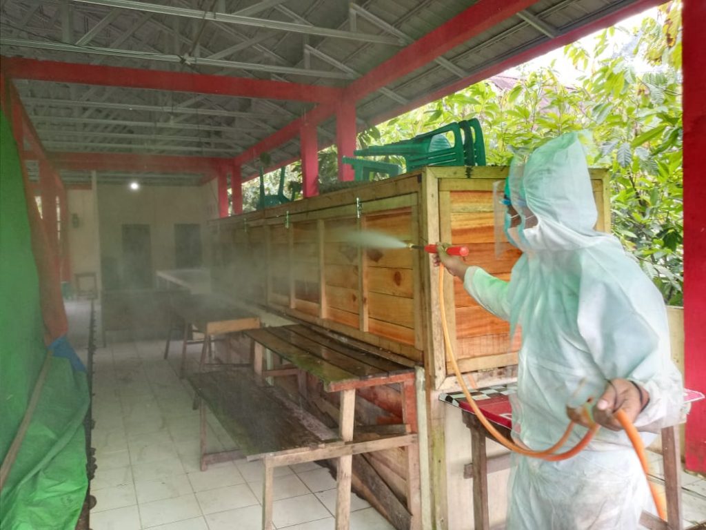Sadar Bahaya COVID-19, Pemuda Kecamatan Menjalin Lakukan Penyemprotan Disinfektan