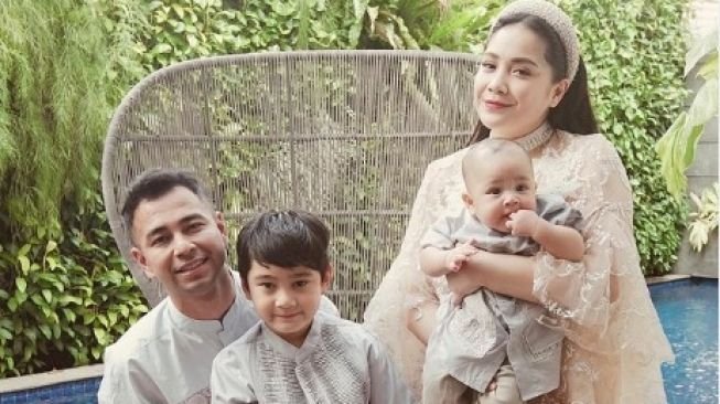 Penampilan 5 Busana Selebriti Saat Lebaran yang Curi Perhatian