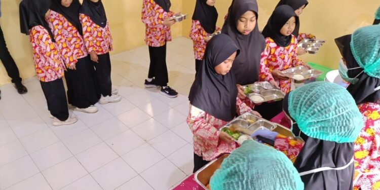 MBG Sistem Prasmanan Beri Siswa Kebebasan Atur Porsi, SDN Soprayan Sesuaikan Waktu Istirahat