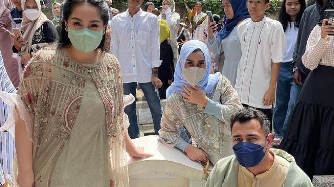 Potret Artis Ziarah Saat Lebaran, Raffi Ahmad Bawa Keluarga Besar