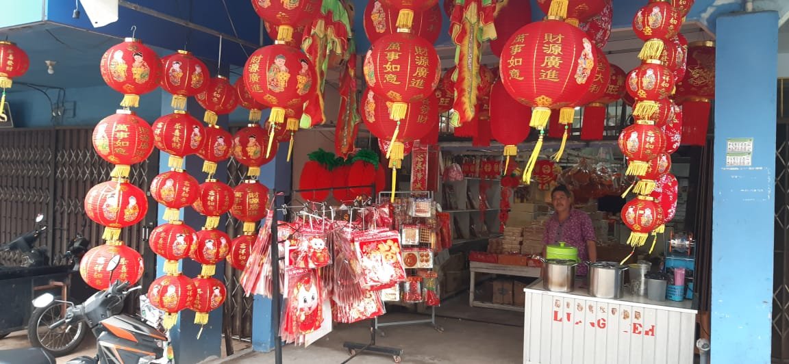 Pandemi COVID-19 Biang Keroknya, Pedagang Pernak Pernik Imlek Sepi Pembeli di Ketapang