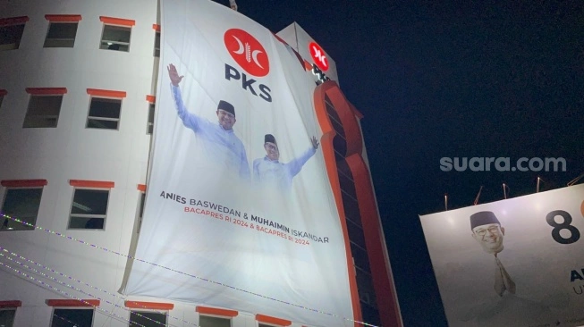 PKS Bentangkan Banner Raksasa Anies-Cak Imin di Markasnya