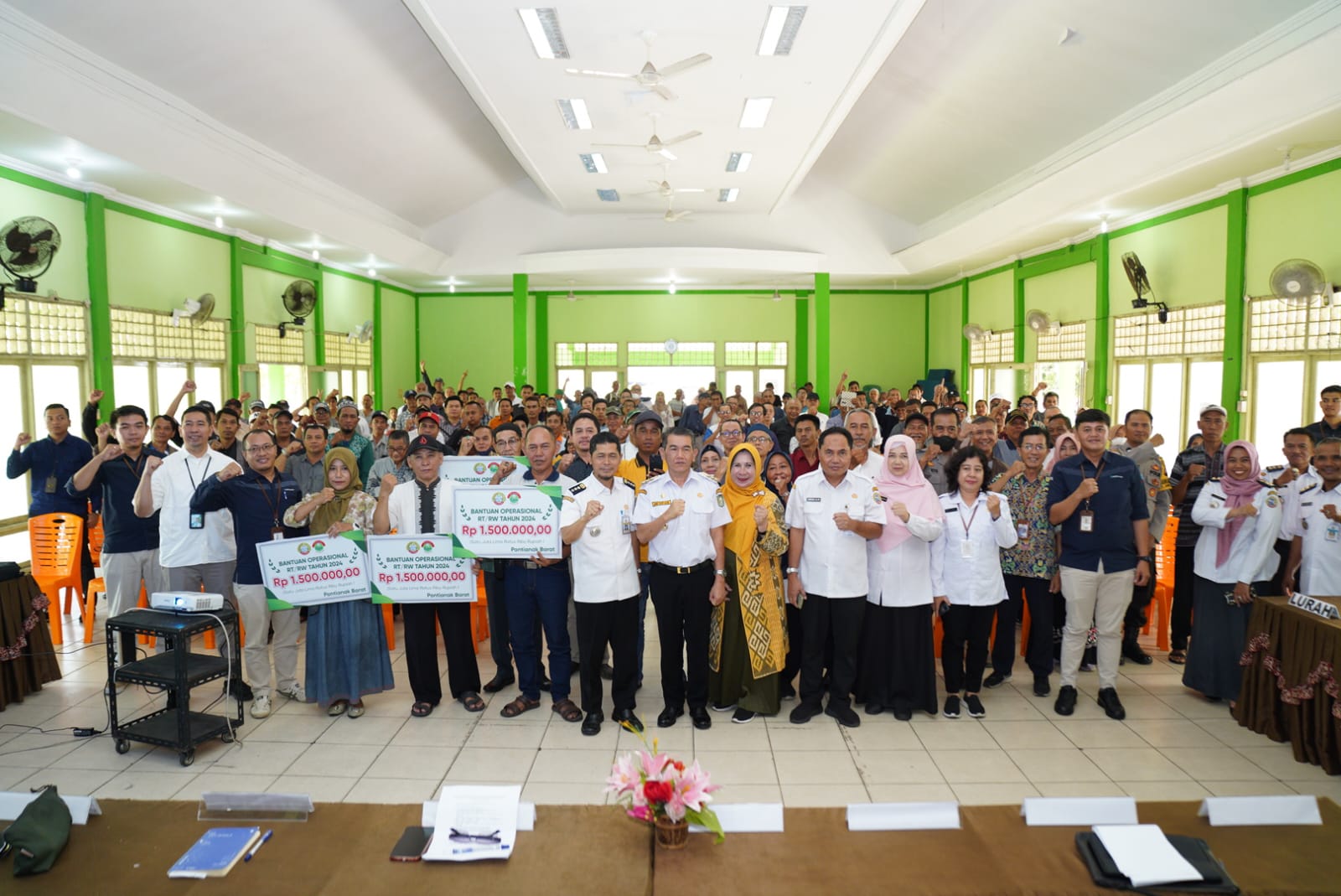666 RT/RW di Pontianak Barat Terima Bantuan Operasional, Pemkot Imbau Awasi Anak-anak!