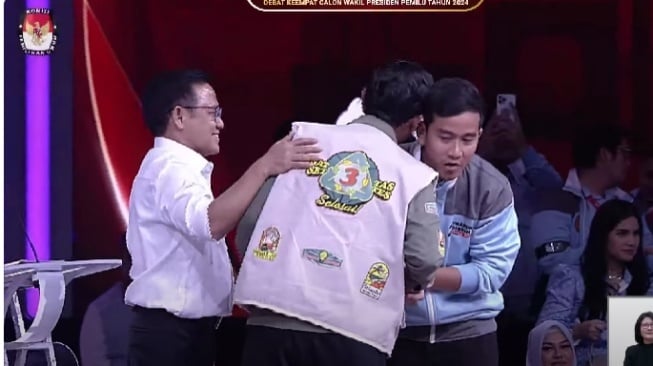 Usai Debat, Gibran Bungkukkan Badan 2 Kali ke Mahfud: Mohon Maaf, Prof…