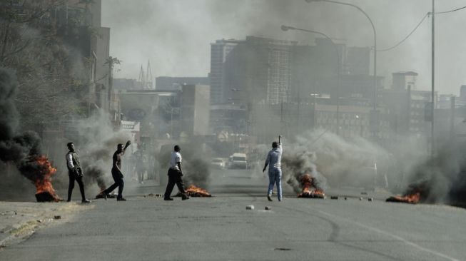 Demo Berujung Kerusuhan di Afrika Selatan, Bocah 2 Tahun Dilempar dari Lantai 16