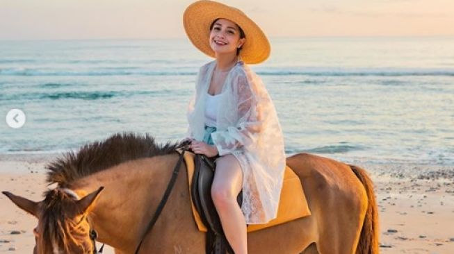 4 Celana Kolor Nagita Slavina saat Liburan, Ada yang Seharga Padi Satu Kuintal