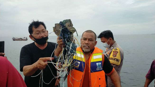 Petugas Temukan Serpihan Pesawat di Pulau Laki