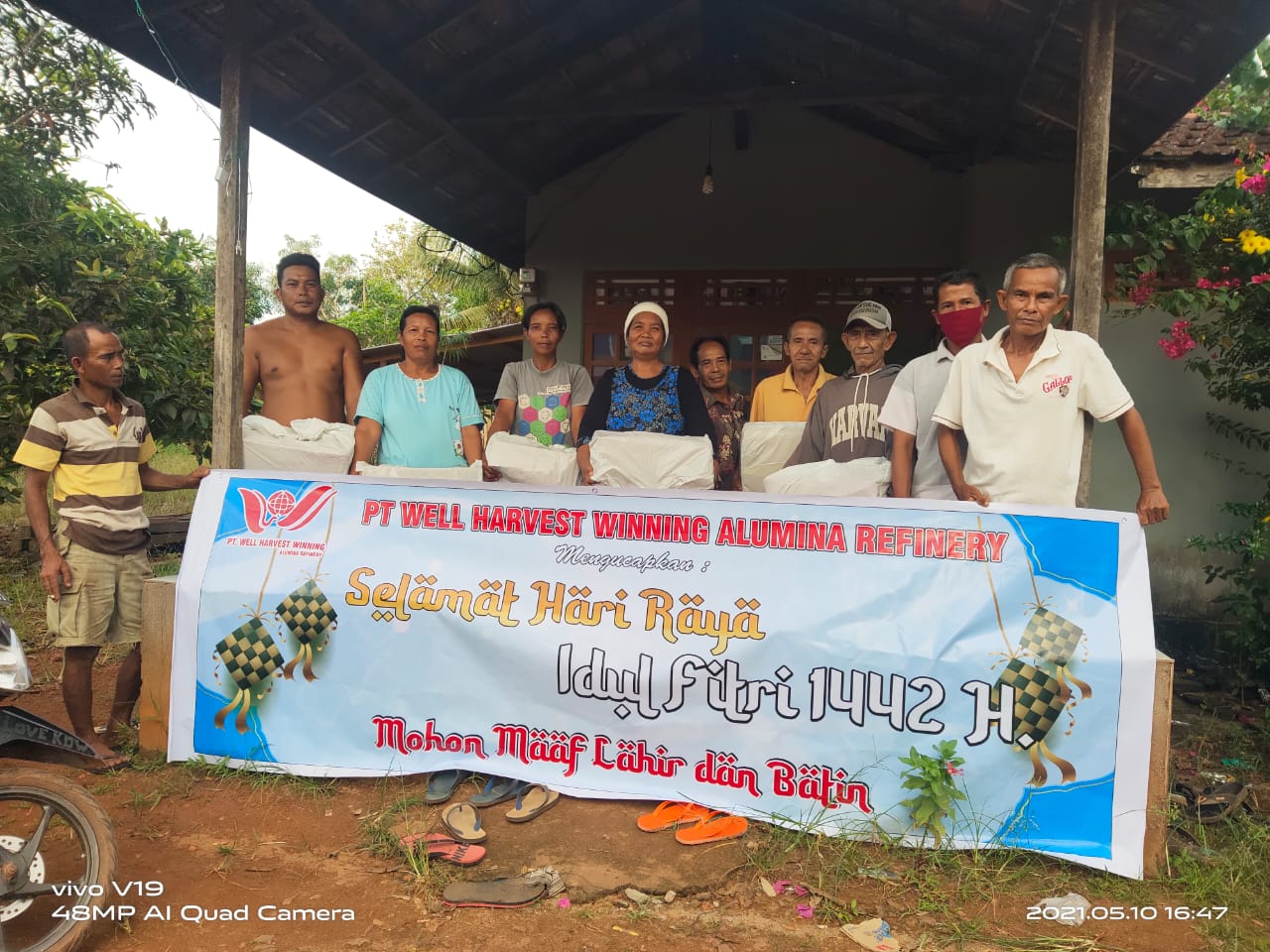 450 Warga Kendawangan Terima Paket Idul Fitri CSR WHW