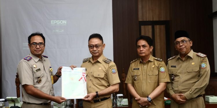 Pemkot Pontianak Terima 12 Sertifikat Tanah, Tiga Diantaranya untuk Sekolah Rakyat