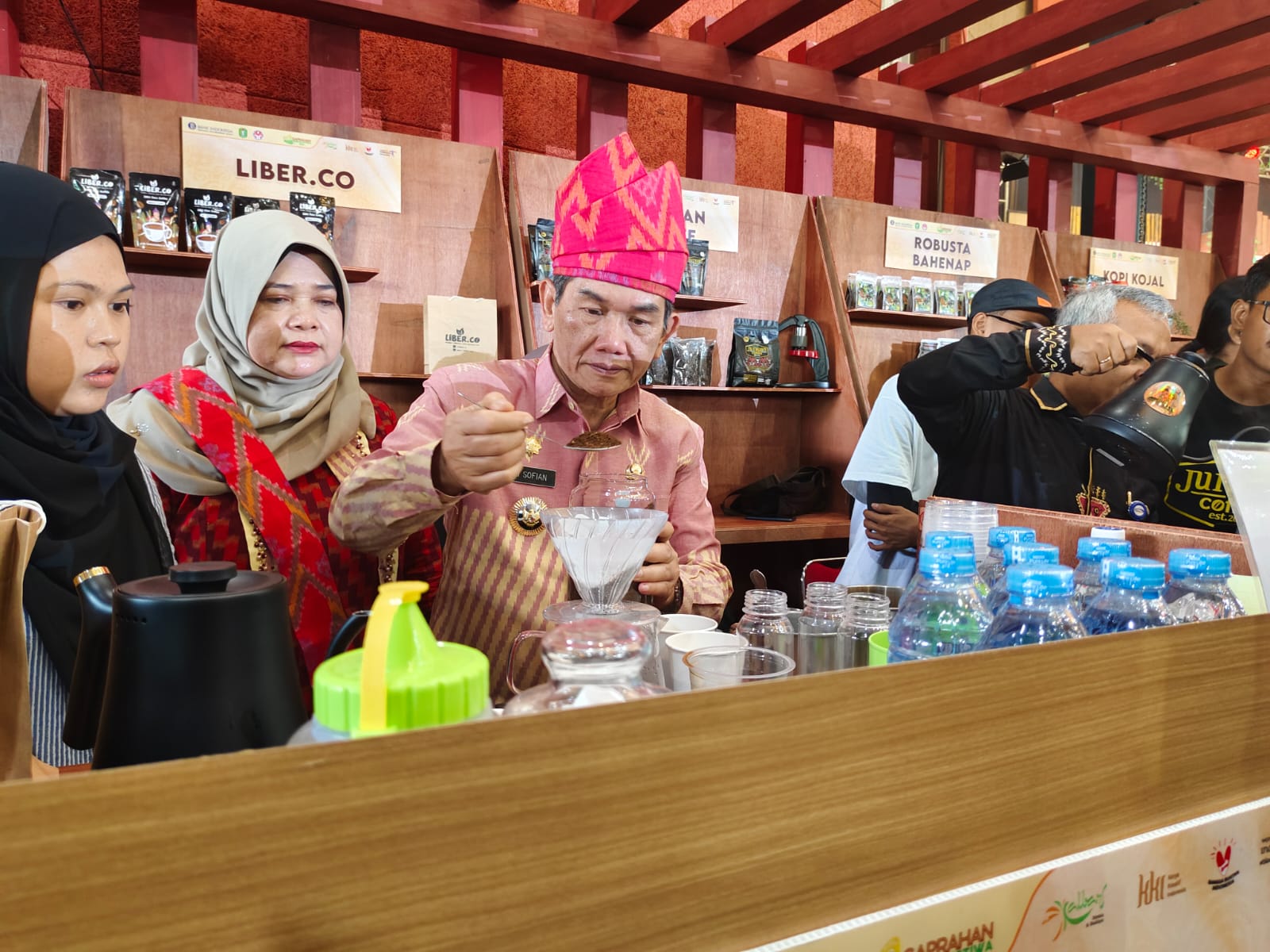 Racik Kopi ala Barista, PJ Wali Kota Pontianak Ani Sofian Ramaikan Saprahan Khatulistiwa Expo