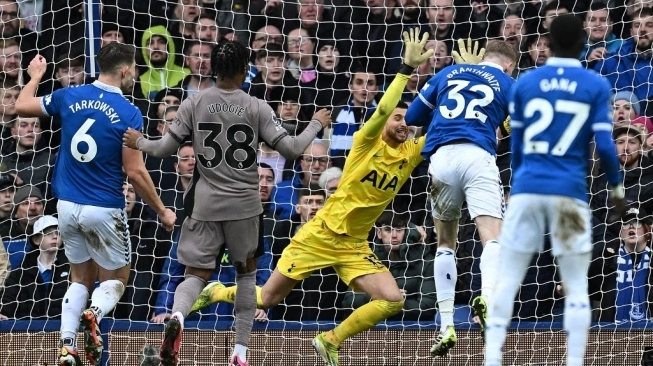 Liga Inggris: Imbangi Tottenham 2-2, Everton Keluar dari Zona Merah
