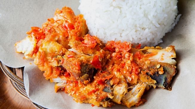Dicintai Masyarakat Luas, Bagaimana Sejarah Ayam Geprek Pertama di Indonesia