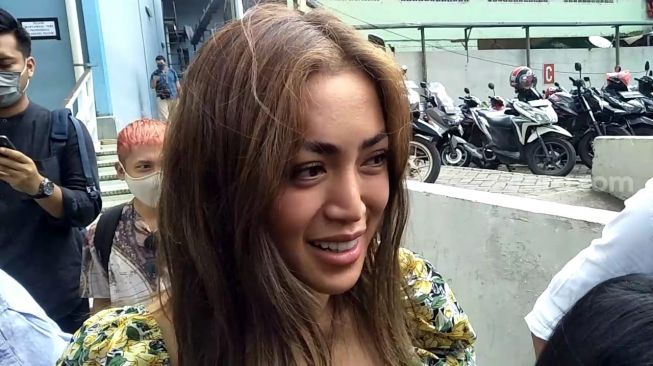 Suap-suapan sama Bule Ganteng, Jessica Iskandar Diperingatkan soal Covid-19