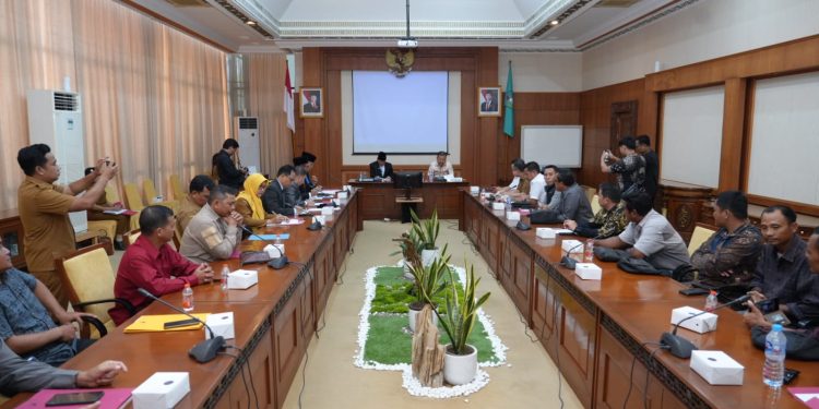 Kebun Sawit Disegel, Petani Melawi Cari Harapan Baru Lewat Audiensi dengan Gubernur