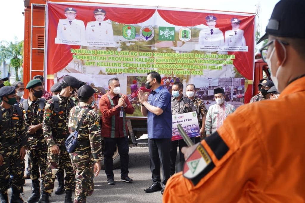 Serah Terima Bantuan Catu Pangan Beras untuk Korban Banjir, Bupati Sis: Semoga Distribusi Lancar dan Membantu Warga Desa Kirin Nangka Embaloh Hilir