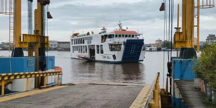KMP Jembatan Kapuas Kembali Beroperasi Layani Penyeberangan Bardan–Siantan