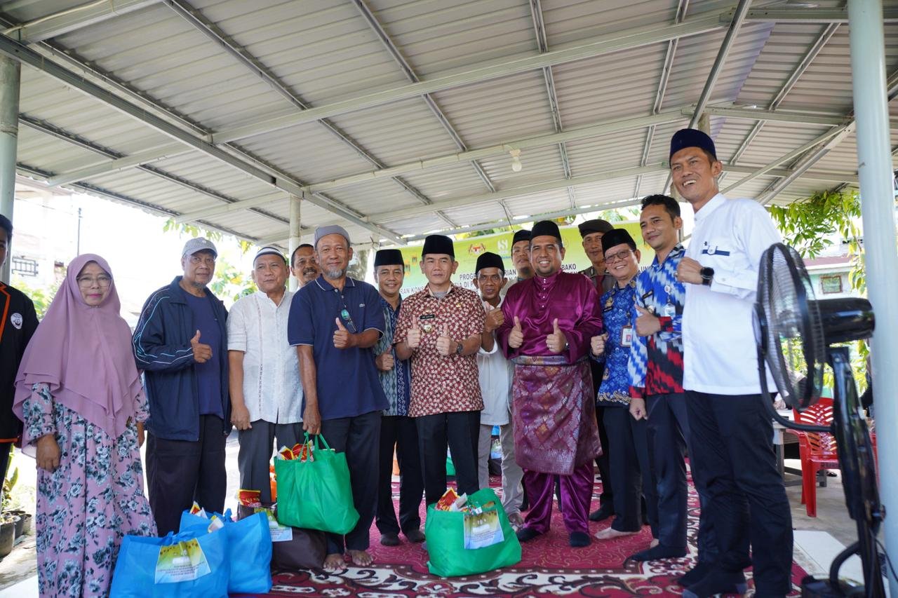 Pj Wako Pontianak Apresiasi Konsulat Malaysia Berbagi Takjil dan Sembako