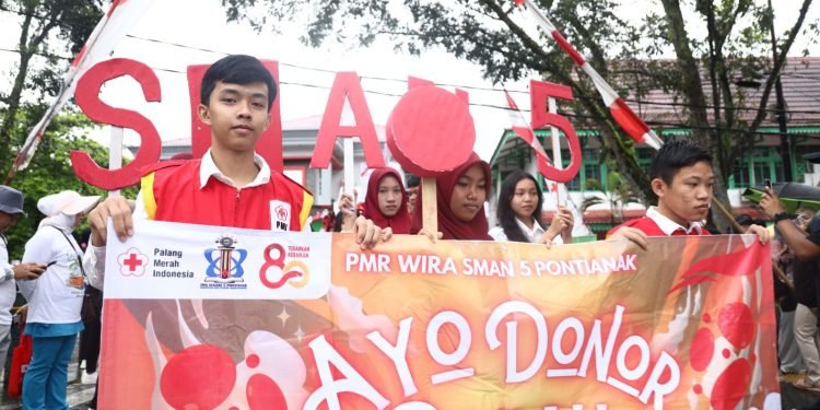 Pawai Karnaval Meriahkan HUT ke-80 PMI di Pontianak