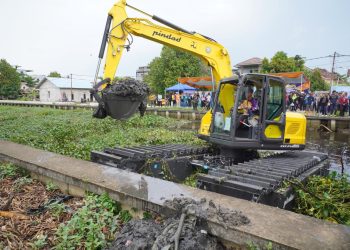Pemkot Pontianak Kerahkan Eskavator Amfibi untuk Atasi Pendangkalan Parit Sungai Jawi