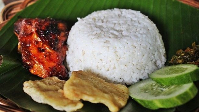 Berbagi Nasi Bungkus dengan Cara Seru, Pria Ini Tuai Reaksi Kagum dari Warganet