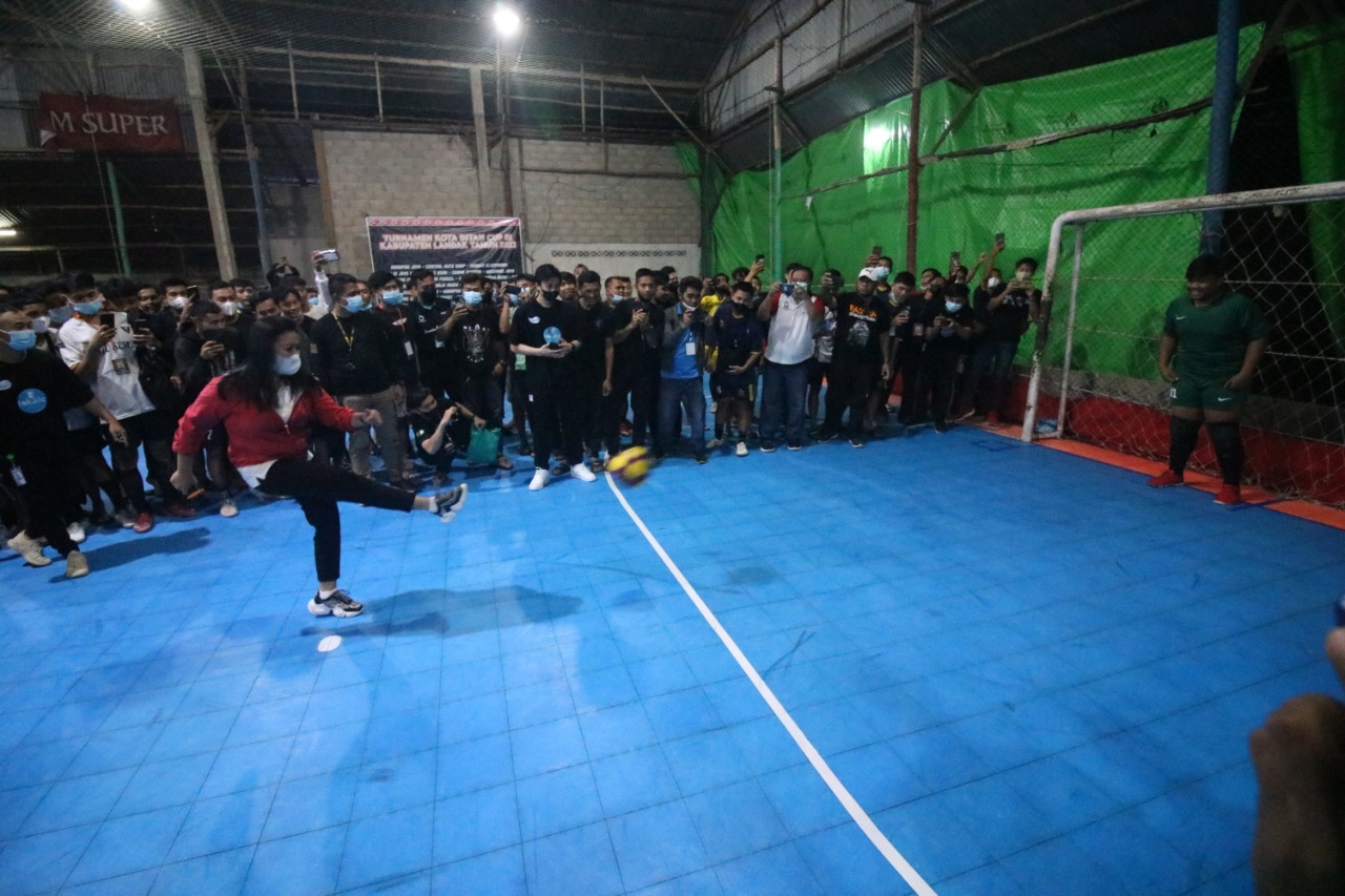 Pinalti Bupati Karolin Resmi Membuka Turnamen Futsal Kota Intan Cup III 2022