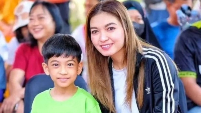 Gaya Parenting Selvi Ananda Saat Bareng Mertua Jadi Omongan
