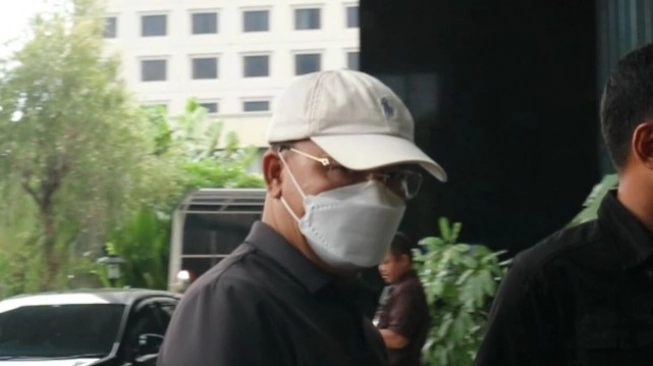 Penampakan Gubernur Bengkulu Tiba di Gedung KPK