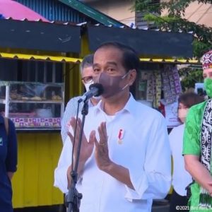Beri Bantuan Modal, Jokowi: PKL Optimis Merangkak Naik