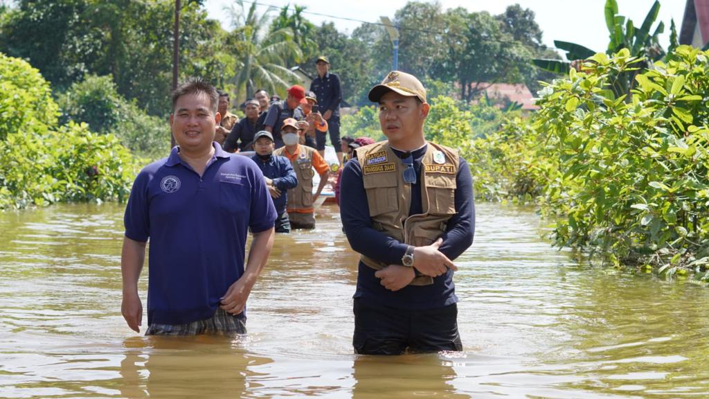 Tanggap Bencana Banjir, Bupati Sis Salurkan Bantuan dan Berikan Layanan Pengobatan ke Masyarakat