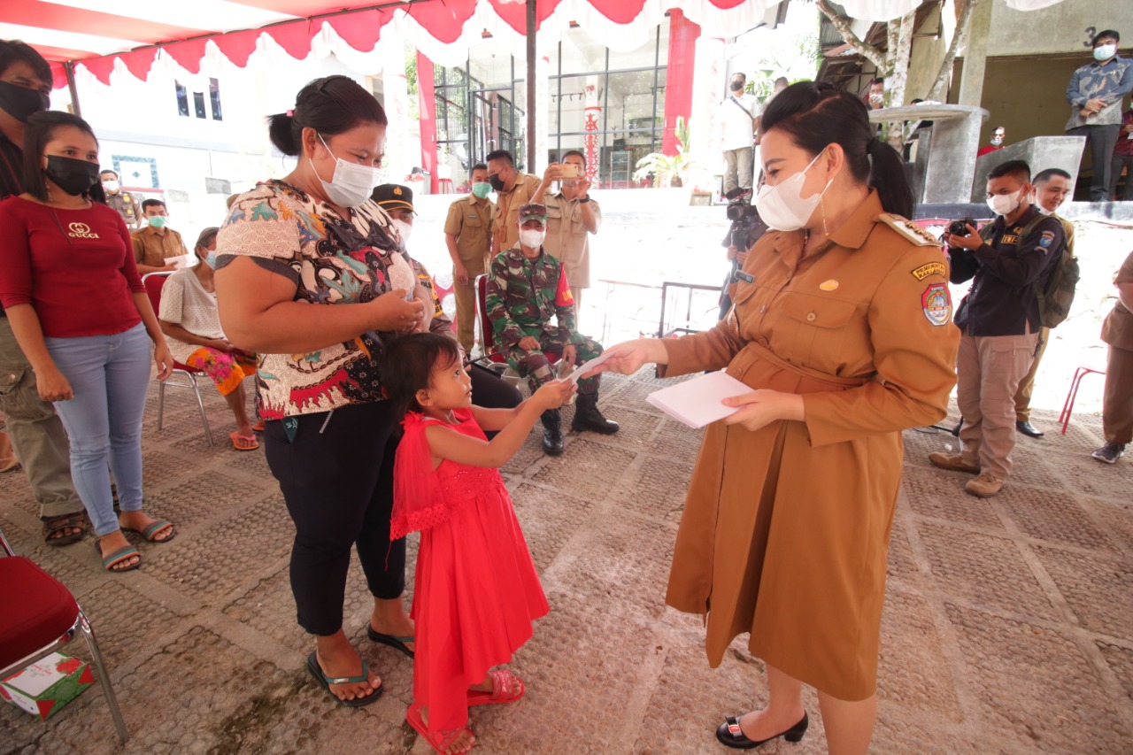 Pemkab Landak Serahkan CSR bagi Pedagang Pasar Rakyat di Gunung Sehaq