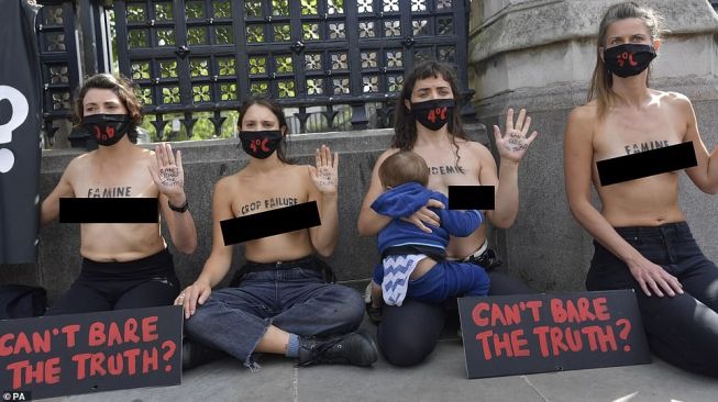 12 Perempuan Aktivis Lingkungan Aksi Topless Protes Perubahan Iklim