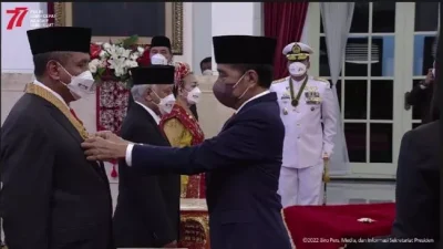 Jokowi Serahkan Tanda Kehormatan RI Bagi Sejumlah Tokoh, Dari Ajip Rosidi Hingga Gugum Gumbira