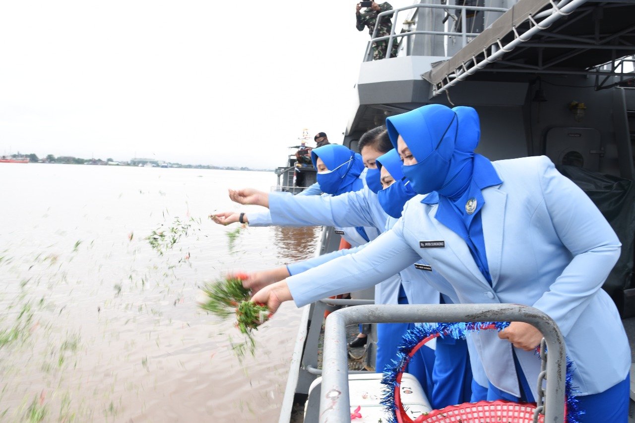 Para Istri TNI Lantamal XII Tabur Bunga di Sungai Kapuas