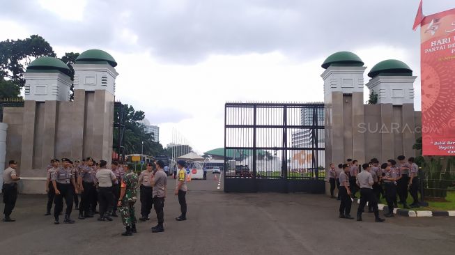 TNI – Polri Disebut Punya Kepentingan untuk Penguasa dan Pengusaha