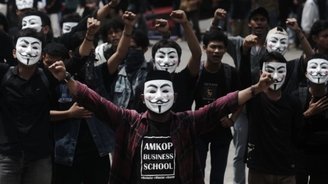 Ratusan Mahasiswa Makassar Gunakan Topeng Guy Fawkes Tolak Dinasti Politik di Mimbar Demokrasi