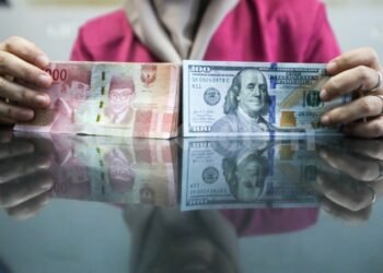 Rupiah Ditutup Rp17.966 per Dolar AS, Sentimen Reshuffle Ikut Menekan