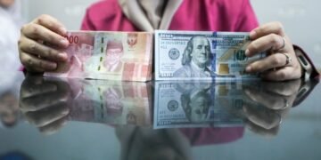 Rupiah Ditutup Rp17.966 per Dolar AS, Sentimen Reshuffle Ikut Menekan