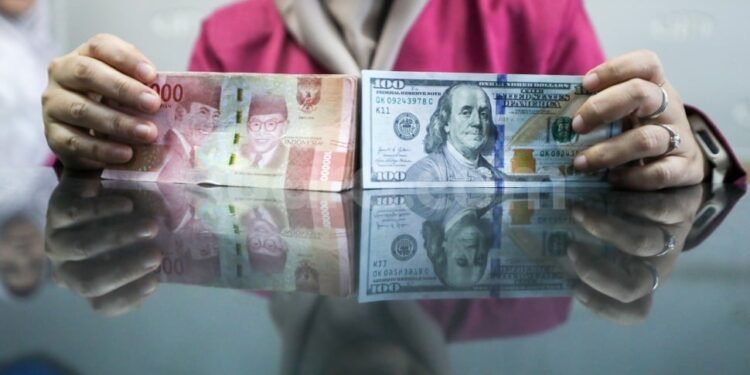 Rupiah Ditutup Rp17.966 per Dolar AS, Sentimen Reshuffle Ikut Menekan