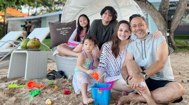 Mona Ratuliu Liburan ke Bali Bareng Keluarga, Main ke Pantai Hingga Dinner Romantis