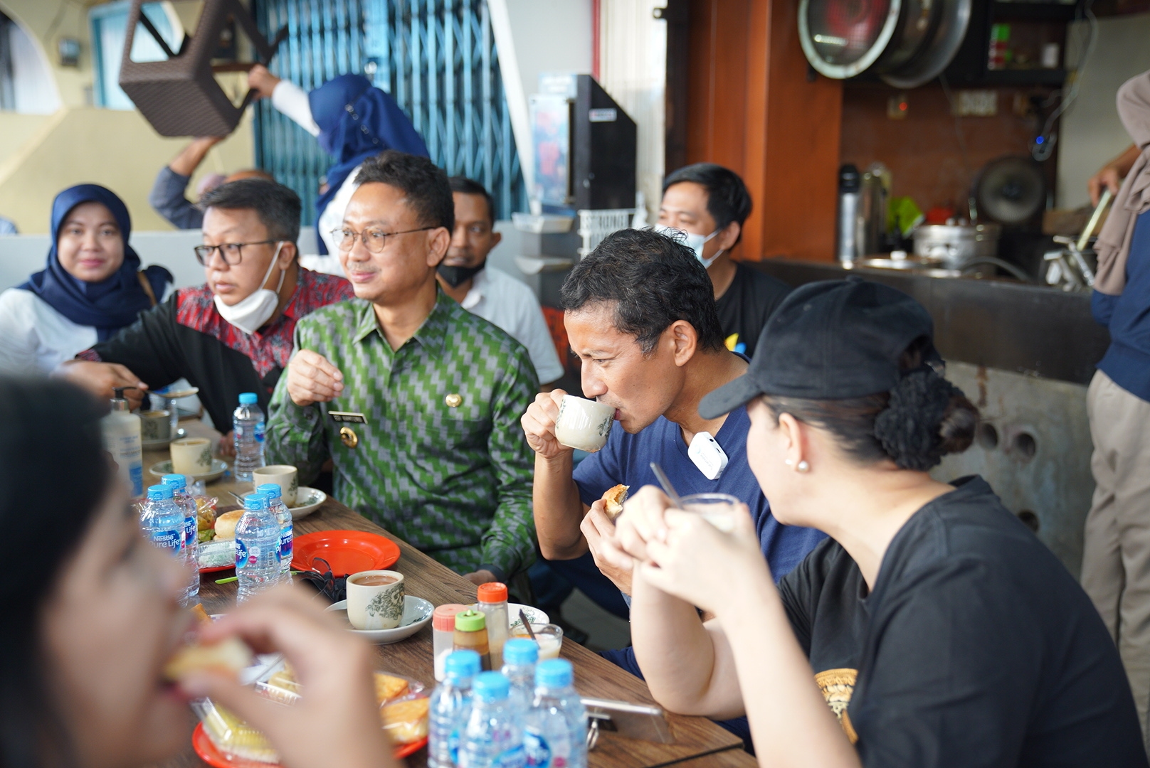Jajal Pontianak, Menparekraf Sandiaga Uno Seruput Kopi Susu Warkop Asiang