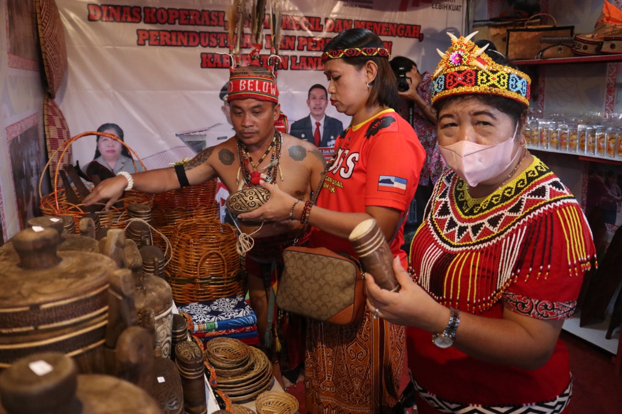 Stand Pameran UMKM Landak Diminati Pengunjung dari Negeri Jiran, Rosalia Elisabet: Mereka Gemar Belanja Produk Etnik Dayak