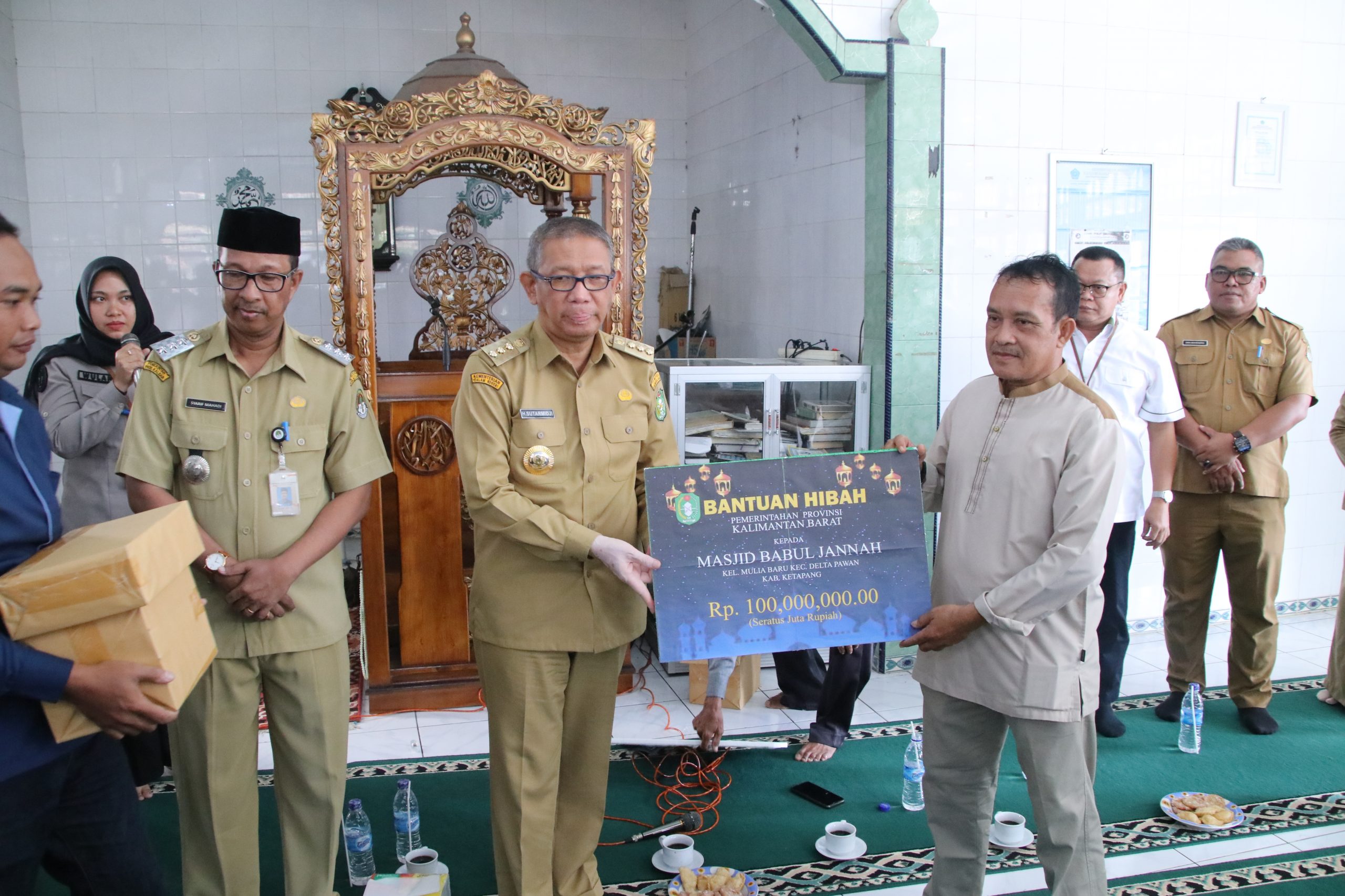 Gubernur Kalbar Serahkan Bantuan Hibah ke Masjid Kalamullah Ketapang